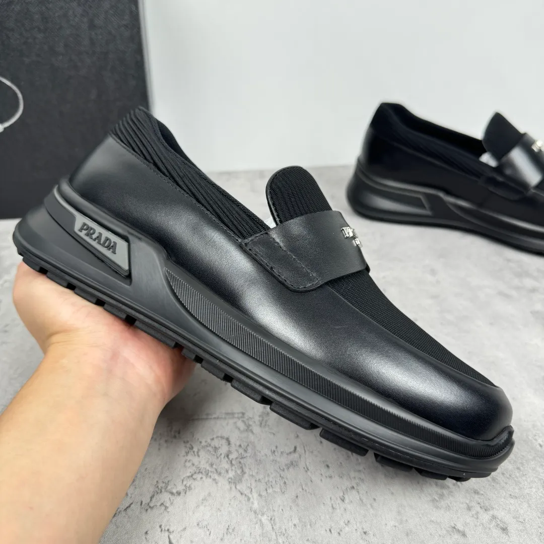 Batch 700 Prada/Prada men's matte leather thick-soled lightweight loafers! Casual fit, lightweight rubber sole slip-on driving shoes, matte calfskin wrapped around the entire upper, front body in pebbled calfskin/soft cloth, two styles available! Decorated with genuine leather buckle, front decorative details of PRADA silver letters, genuine leather feet, classic silver letter logo badge details, technical mesh lining, push-on opening and closing method, convenient and comfortable, cool and breathable! Paired with a lightweight, sporty functional thick sole, it is extremely comfortable on the feet and will not be tiring after long-term wear. It is available in multiple colors to meet different matching needs and comes with a complete package! Size: 39-40-41-42-43-44 Leather shoe size Item number: 2EE915 leather cloth black